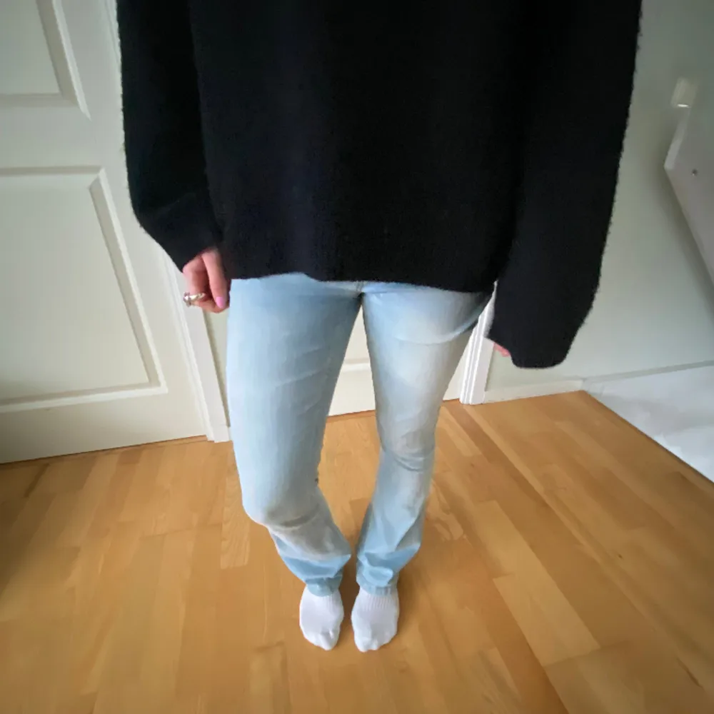 Jättefina ljusblå jeans! Lite försmå för mig som är 172, pris kan diskuteras! Skriv om du har frågor eller ha fler bilder på Jensen🌟. Jeans & Byxor.