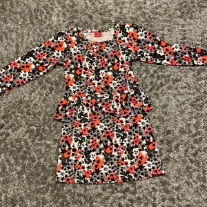 Klänning  - Klänning med stjärnor ⭐️ 122 är lite liten för mig (jag på bilden) men jätteskön, oanvänd