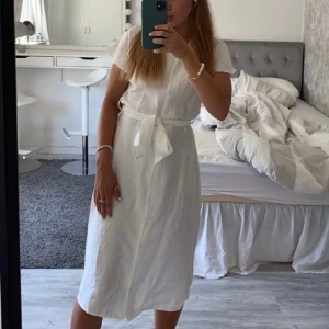 Klänning i linne  - Super söt lång klänning i linne material med knytning i midjan💗 jätte luftig och bekväm, perfekt till sommaren, passar både för vardag och fest🥰 nyskick