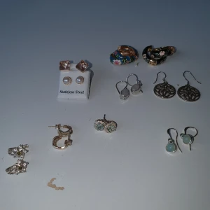 Örhängen kirurgiskt stål  - Pilgrim snö blandannat oanvända. Nyskick