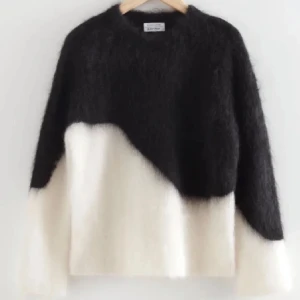 &other stories tröja - Intressekoll på denna populära och slut sålda &other stories tröjan! Skriv vad ni kan tänka er ge för den! Nypris 1500kr! Mycket fint skick! 💘💘Kolla gärna in de andra jag säljer!💘💘