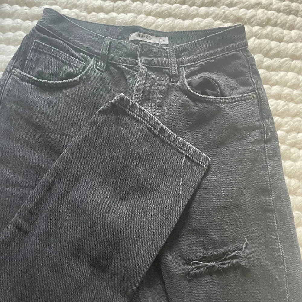 Coola jeans med hål 💓 Från NA-KD och passar mig som har långa ben (180cm) . Jeans & Byxor.