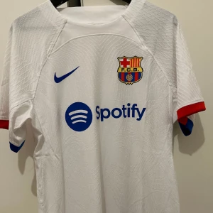 Barcelona bortatröja 2023/24 vapor - Helt nya oanvända i paketet  2 st tröjor  Finns i storlek L men passar på M, XL men passar på L   Ny pris 1699kr   Säljs 350kr/st