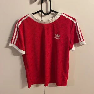 T-shirt - T-shirt från adidas