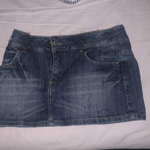Hej säljer nu denna skitsnygga jeans kjol från SisterSpoint i storlek xs för 250 kr ❤️❤️❤️ hör av er om ni har några frågor eller mer bilder 