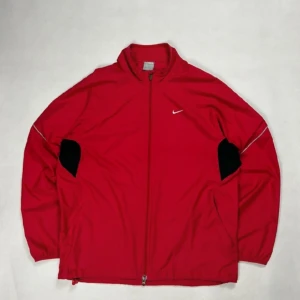 Nike vindjacka  - Röd Nike vindjacka  Storlek M Hör av dig för måtten:)