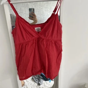 Röd topp - Snygg röd topp i bra skick, köpt på plick och lånade bilder från förra säljaren. Storlek m men funkar även för mig som brukar ha s