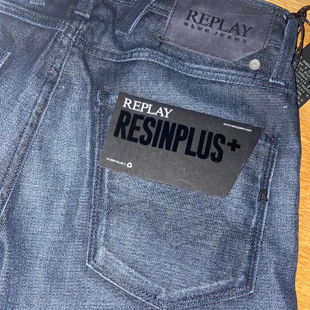 Säljer dessa replay jeansen. Aldrig använda för att dem inte passade. Storlek 27/32 men lite små i storleken. Säljer för 1000kr pris kan diskuteras . Jeans & Byxor.