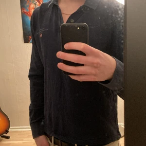 Napapirji sweatshirt - Mörkblå napapirji sweatshirt i storlek M. Använts få gånger och ser ut som ny :D