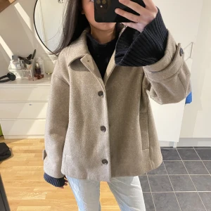 Kappa - Från kappahl. Jackan är i strl L men oversize på mig som vanligtvis har Xs. Är 168cm lång.