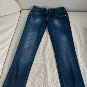 Säljer dessa lågmidjade blå LTB jeans. Helt oanvända i mycket gott skick.  Dem är skinny i passformen men går lätt att sy om:) Kom privat för mer bilder och pris går att diskuteras. 