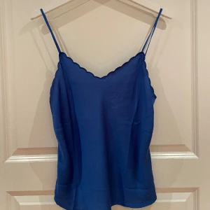 Söt blå topp - Jättefin blå tröja med detaljer💕 Öppen för prisförslag och köp nu❤️