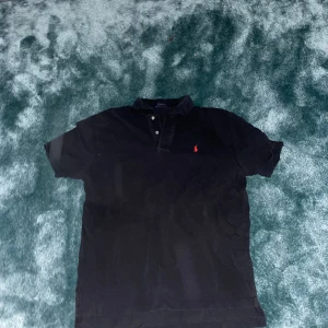 Polo piké  - En Polo pike som är använd i gott skick och inga konstigheter eller skador på t shirten. Det är storlek L men passar xl.