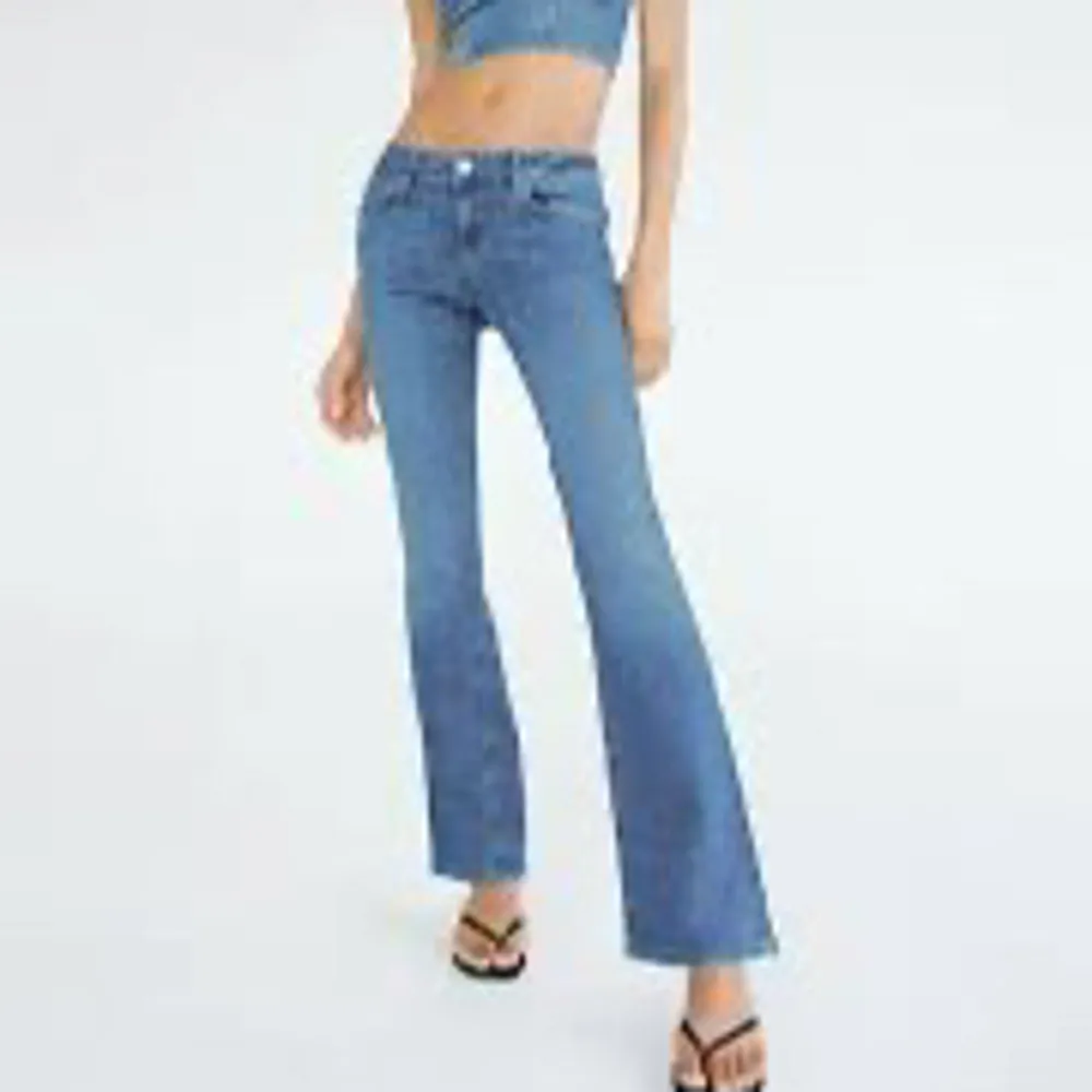 Säljer dessa slutsålda zara low rise jeans då som är förstora på mig. Endast använda 1-2 gånger och är i super skick. Super fina nu till våren! ❤️ Kan sänka pris vid snabbaffär!!. Jeans & Byxor.