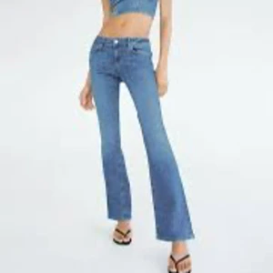 Zara low rise slim bootcut - Säljer dessa slutsålda zara low rise jeans då som är förstora på mig. Endast använda 1-2 gånger och är i super skick. Super fina nu till våren! ❤️ Kan sänka pris vid snabbaffär!!