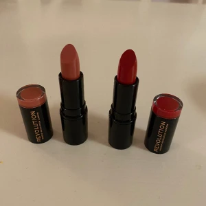 Läppstift  - Två läppstift från revolution, aldrig använda, säljer då jag inte kommer använda dom❤️går att köpa ett eller båda🫶🏼