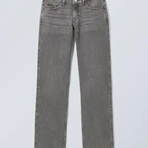 Weekday jeans som är i modellen ”arrow low straight jeans” och i färgen ”Coment gray”. Dom är i storlek 30/30. Super sköna och passar till typ allt😊 (dom är även slutsålda i denna färgen på weekdays hemsida) 
