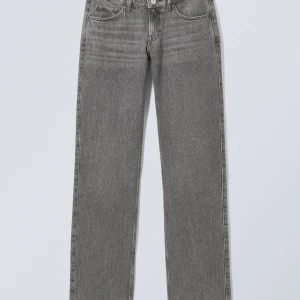 Jeans  - Weekday jeans som är i modellen ”arrow low straight jeans” och i färgen ”Coment gray”. Dom är i storlek 30/30. Super sköna och passar till typ allt😊 (dom är även slutsålda i denna färgen på weekdays hemsida) 