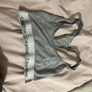 Calvin Klein topp - Säljer två Calvin Klein toppar. En vit och en grå. En för 100, två för 170! Använda ca 3 gånger vardera. 