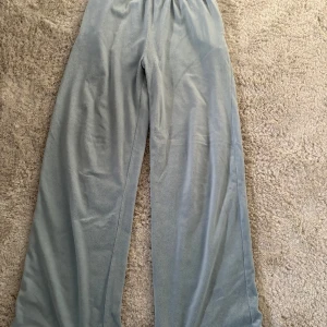 Mjukisbyxor  - Mjuksbyxor från bikbok, fint skick stl M. Passar mig som är lång.  70kr plus frakt 