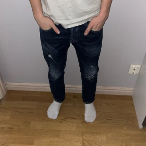 Dondup - Säljer dessa riktig grisch jeansen, skick 8/10. Ny pris 3500 mitt pris 900.