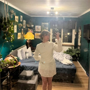 Vit kläning - Vit somrigklöning ifrån nakd orginelt men omsyd i ryggen använd 1 gång och i superbra skick 