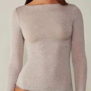 Beige intimissimi tröja i storlek S, säljer pågrund av att den inte kommer till användning. Inga defekter!