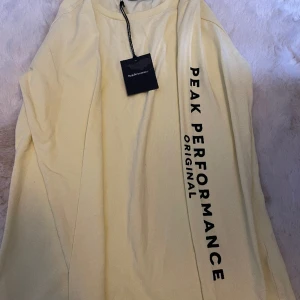 Tröja  - Aldrig använd bara provad. Tröjan är ifrån peak performance 