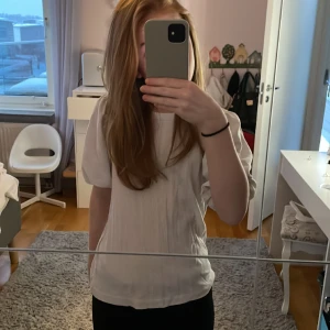 Blus - En jätte fin blus som tyvär inte kommer till användning. Blusen är i bra skick. 