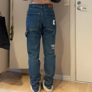 Jeans - Säljer pga används inte, använda fåtal gånger. Pris kan diskuteras. Kom privat för fler bilder❣️