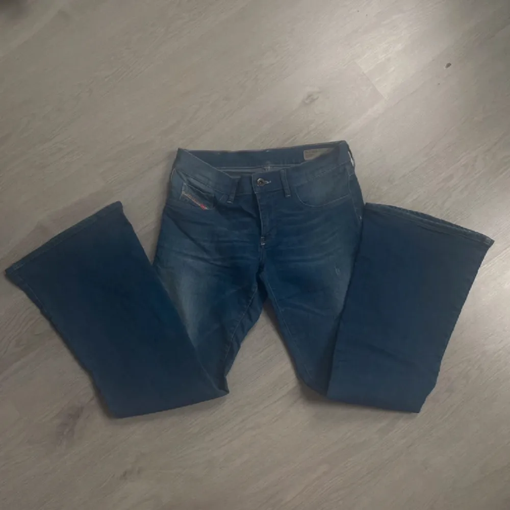 Utsvängda diesel jeans som är i storlek W31 och L32 vilket motsvarar typ s/m då de är stretchiga❣️Skriv jättegärna till mig innan du trycker på ”köp nu” knappen!. Jeans & Byxor.