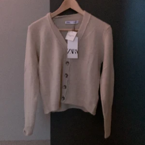 Zara tröja  - Säljer denna super fina tröjan från zara, helt oandvänd med prislappen kvar, pris går att diskutera och om man vill ha fler bilder så är de bara att skriva 💕🫶🏽
