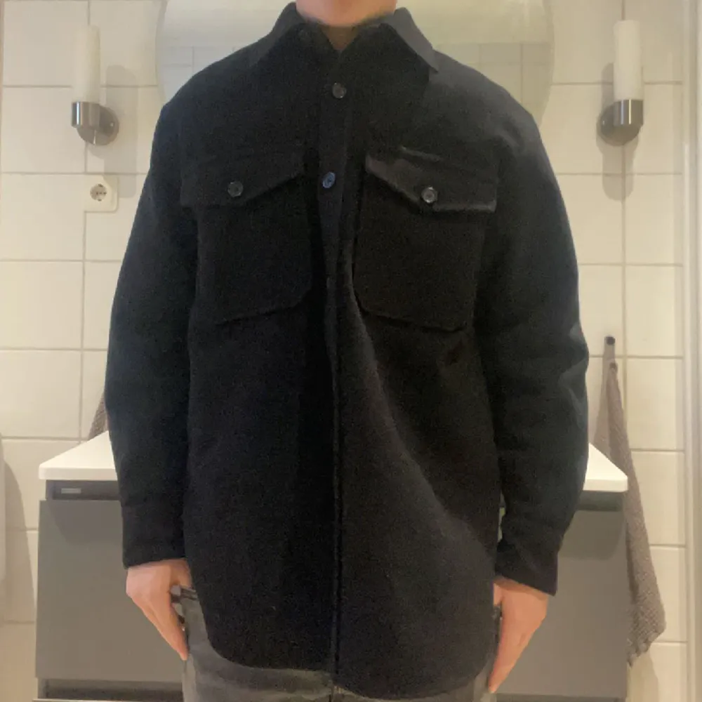 Säljer min snygga 100% ull Overshirt från arket. Den är nästan ny men inte sliten. Har hängt i garderoben ett tag. Skick 9/10. Nypris 990kr . Priset kan diskuteras vid snabb affär. Hör av dig för mer frågor!. Jackor.