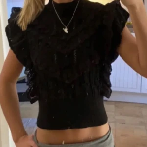 zara trendig topp - super snygg topp från zara!! Går ej att köpa längre💘 perfekt nu till våren!! (lånade bilder) 