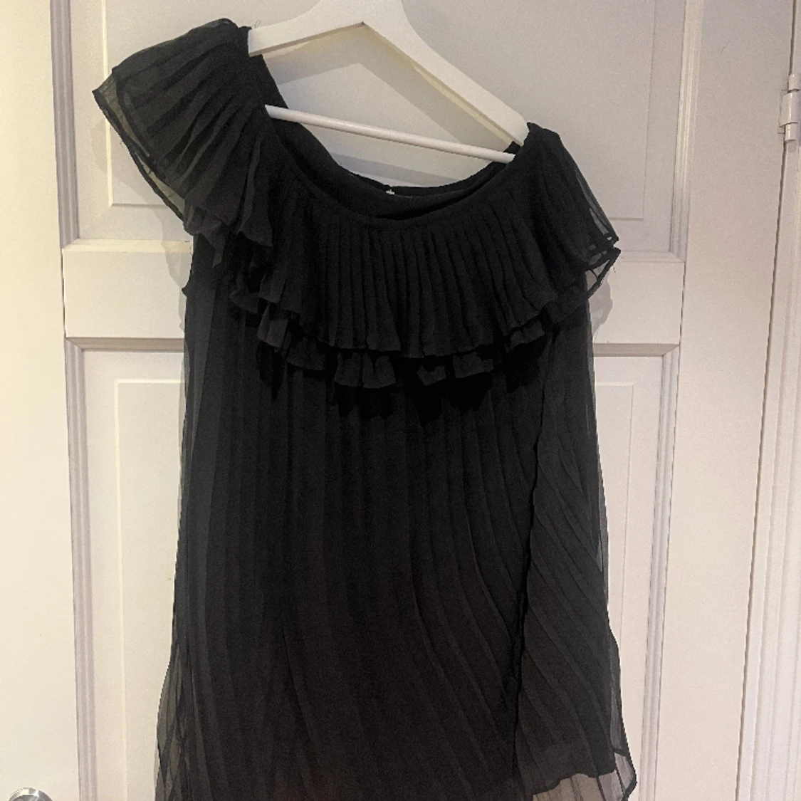 Svart volang klänning  - 90