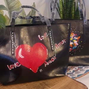 Ny väska handmålad. - ny väska handmålad av mig. stor. resistent. rymlig. halvläder...mått 35cm bred och 45cm lång.