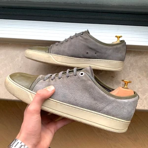 Lanvin skor - Feta lanvin med glans. I bra skick: 8/10. Storlek 43 men passar 44. Originalpris 4000 kr ungefär, vårat 2099 kr. 