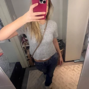 Stickad tröja! - Säljer min abslout favvo tröja från Dagmar pågrund av att den råkade krympas i tvätten. Köpt för nypris ungefär 3000kr🤍🫶🏼