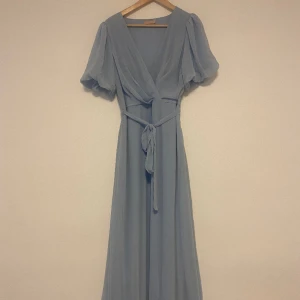 Blå sommarklänning  - Vacker slutsåld klänning från Nelly i storlek 40 (fungerar bra som strl 38). Fungerar bra som en fin maxi-, sommarklänning och en enkel balklänning. Väldigt passande för 170-175cm. Ordinarie pris 800kr. Knappt använd! 