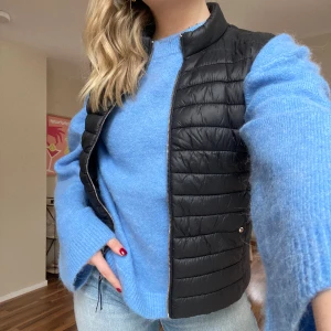 Svart väst från Mango  - Svart vadderad väst från Mango i storlek M! Sparsamt använd! Köpt för 399:-