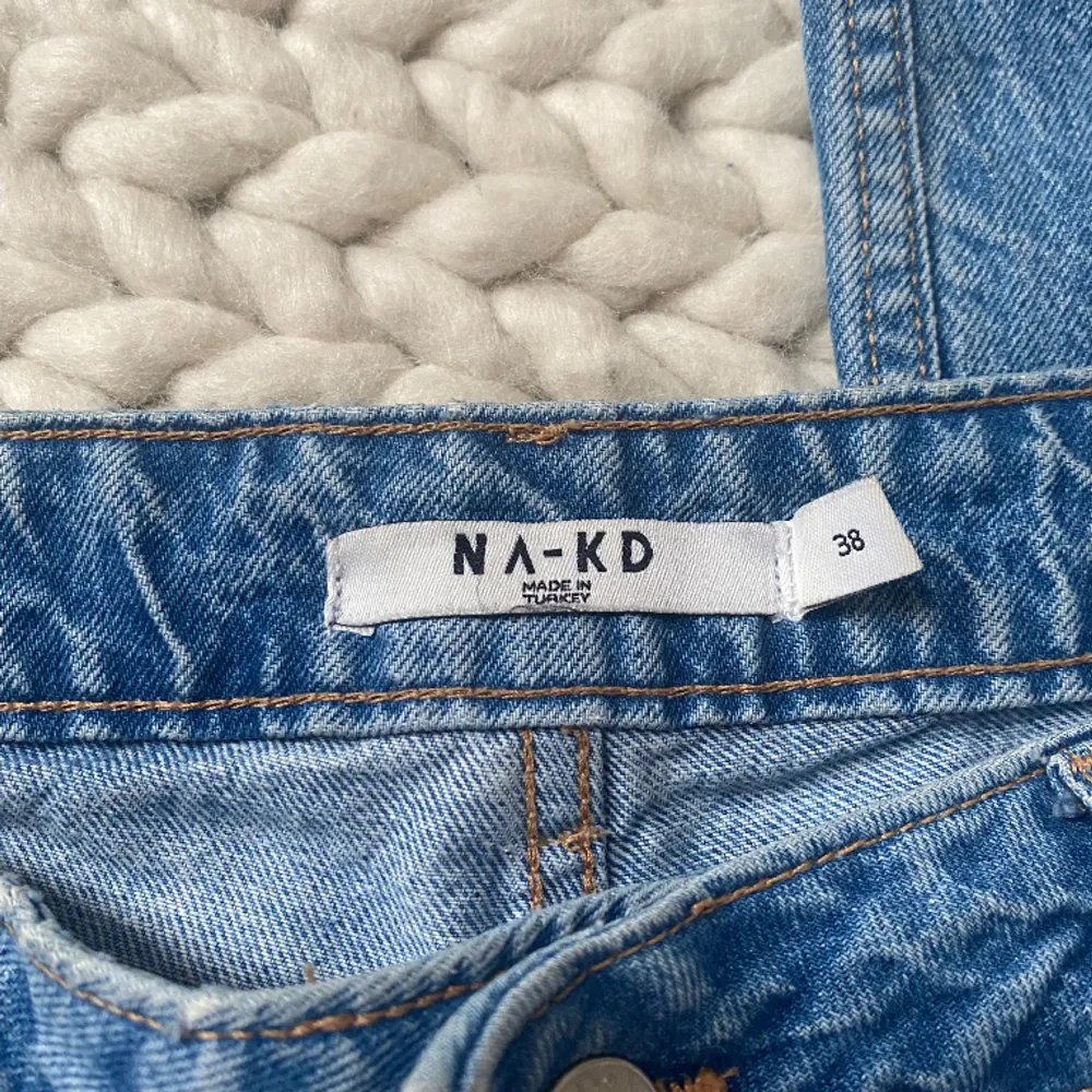 Slutsålda blåa low waist jeans från NAKD i stl 38, använda ett fåtal gånger. Nypris 499:-. Jeans & Byxor.