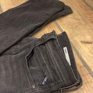 Säljer dessa helt oanvända replay anbass jeans. Nypris 1900