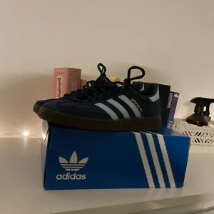 Adidas Handball Spezial - Helt nya. Endast testade. Säljes pågrund av de inte returnerandes i tid. Är i princip slutsålda överallt i dessa mindre storlekar och just denna modellen släps sällan. Buda gärna.
