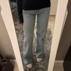 Blåa jeans - Säljer dessa blå jeans, väldigt fina och är i bra skick. Storlek xs men passar även för S💕