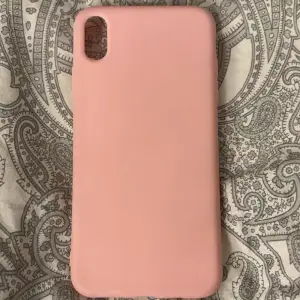 Säljer detta mobilskal i en jätte fin rosa färg, skalet är för modellen IPhone xs Max!!💘hör gärna av dig vid frågor eller vid behov av fler bilder, ändats använt vid några få tillfällen!!