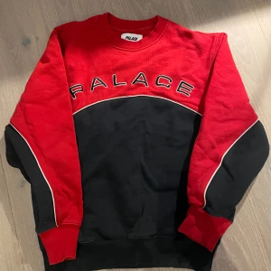Palace Crewneck - Palace crewneck i nyskick.