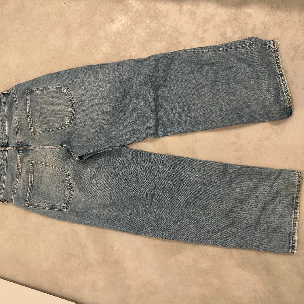 Säljer dessa zara baggy jeans då dem ej används väldigt bra skick och inga defekter:). Jeans & Byxor.