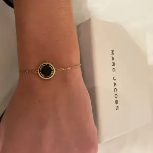 Säljer nu ett jätte fint Marc Jacobs armband som är i ett väldigt fint skick. 
