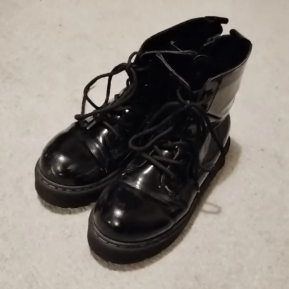 Väldigt sköna svarta glänsande boots, används hela förra vintern men hela och fräscha. Kan gå med på prissänkning, frakt 20:-:)) Ungefär storlek 37/38. Skor.