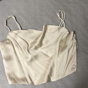 Linne  - En cool linne från H&M i stl S. Säljs pga ingen användning alls, använts endast 1 gång! Hör av er vid behov av mer info/bilder🤟OBS! Färgen är väldigt ljus vanlij aktigt så bortse från beskrivningen❗️